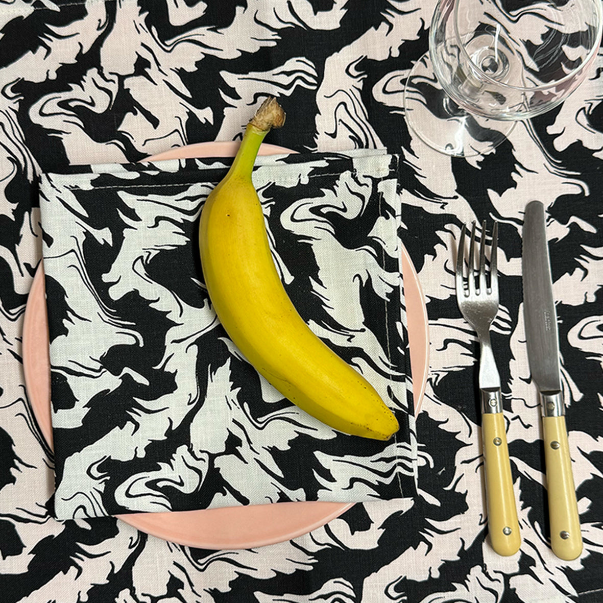 NAPKIN - Gilbert / Black (Set of 2)