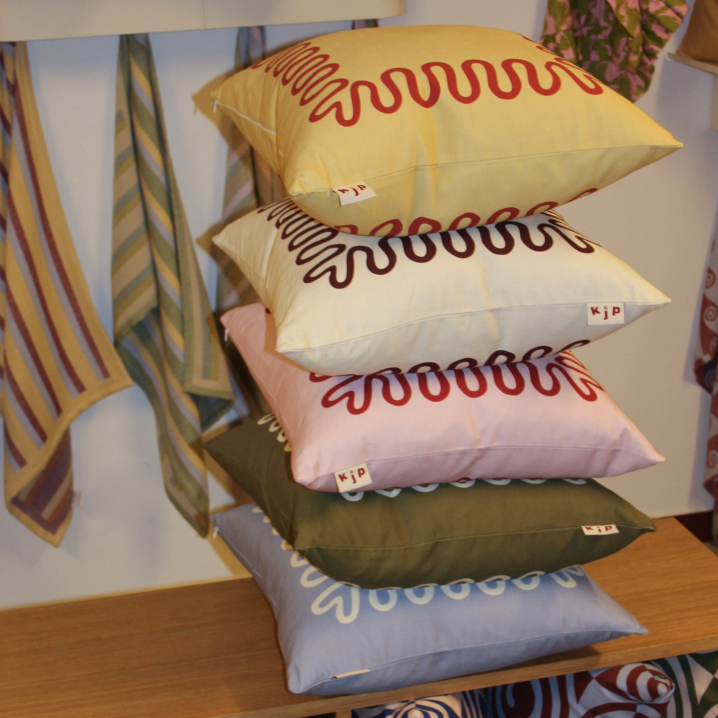 Pillow / Meander / Frog